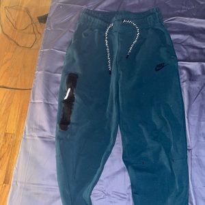 GREEN Nike Tech SWEATS